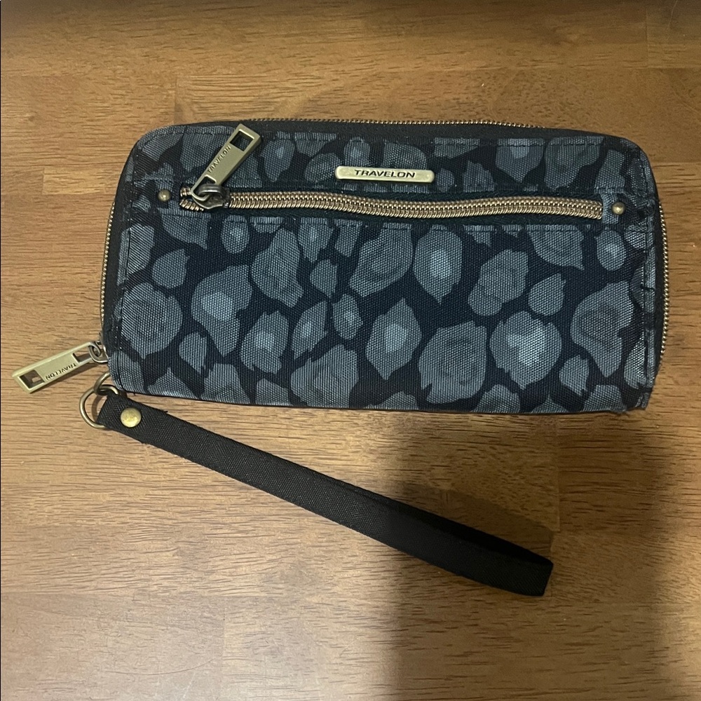 Travelon Leopard Print‎ Wristlet Wallet